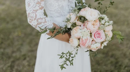 Élégance Éternelle : le bouquet de mariée en fleurs artificielles, symbole intemporel du jour magique