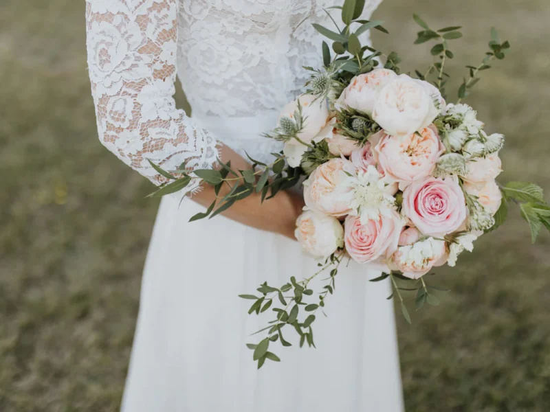 Élégance Éternelle : le bouquet de mariée en fleurs artificielles, symbole intemporel du jour magique