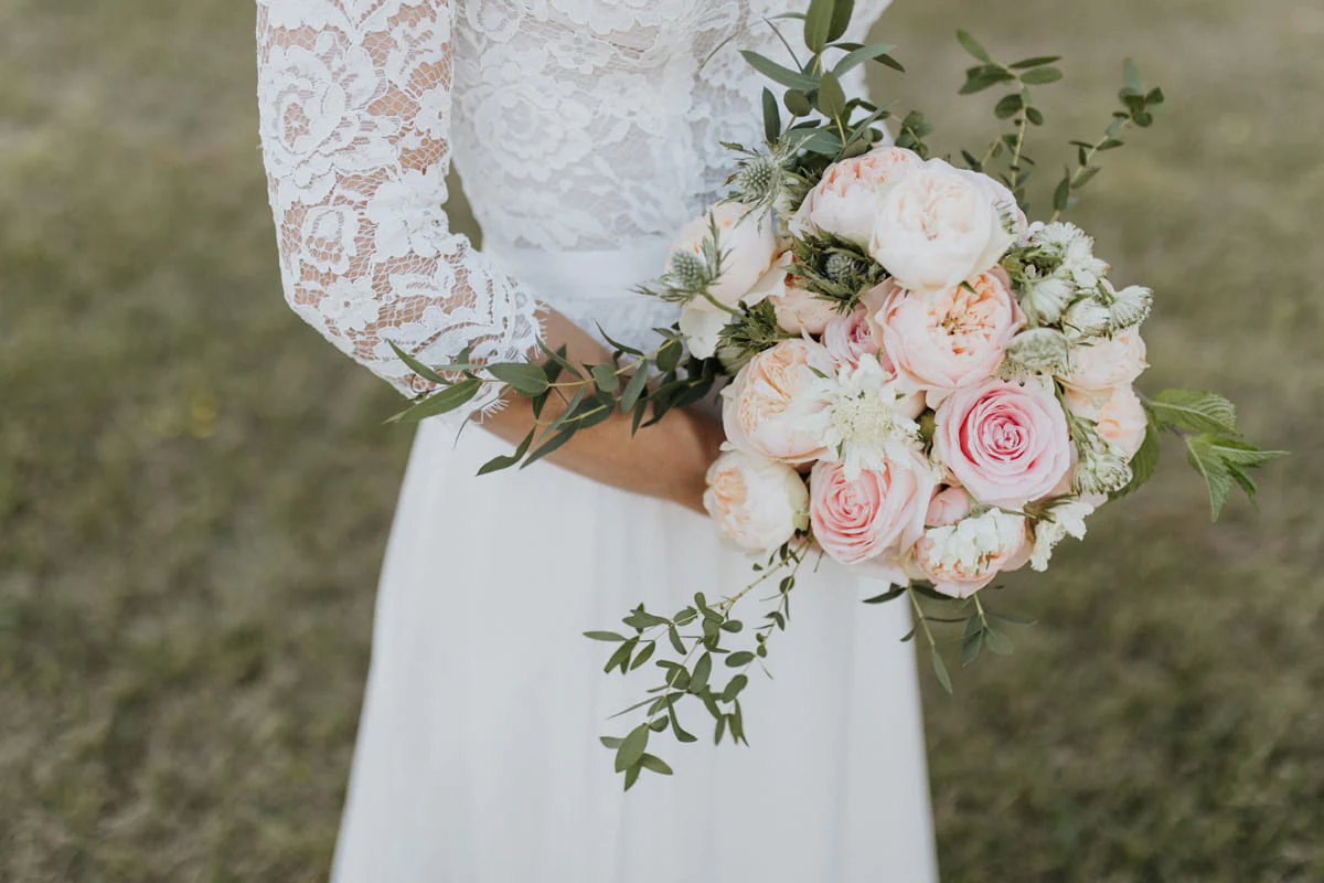 Élégance Éternelle : le bouquet de mariée en fleurs artificielles, symbole intemporel du jour magique