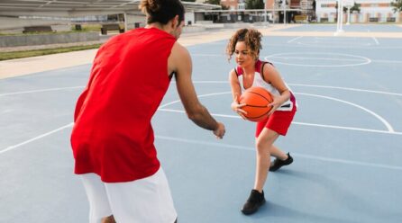 Jouer au basket : comment progresser rapidement en technique ?