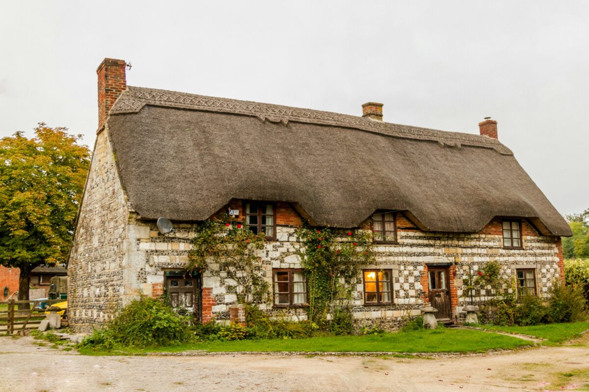 Rénovation de toiture : comment choisir entre une toiture plate et une toiture en pente ?