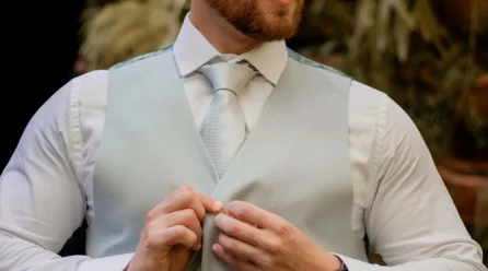 Conseils mode pour hommes : comment porter un bijou médaille avec style ?