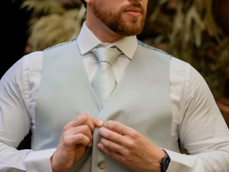 Conseils mode pour hommes : comment porter un bijou médaille avec style ?