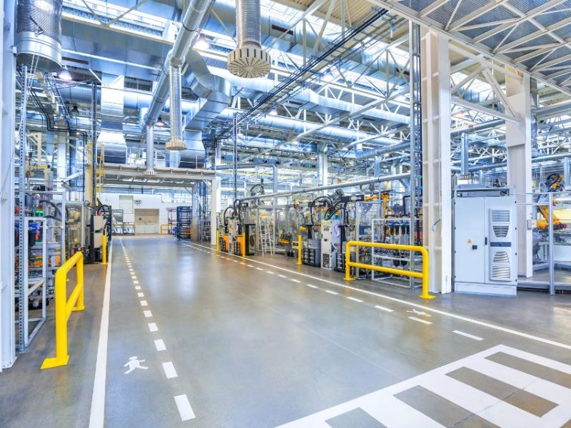 Pourquoi la résine est le revêtement de sol idéal en usine ?