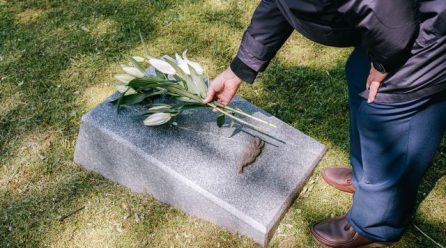 Anticiper et personnaliser l’hommage funéraire : notre retour sur le choix des pierres tombales et d’articles de cimetière personnalisables